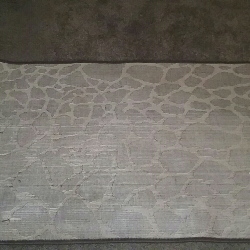 2 × 4 Giraffe Print Rug - Picture 3 of 5